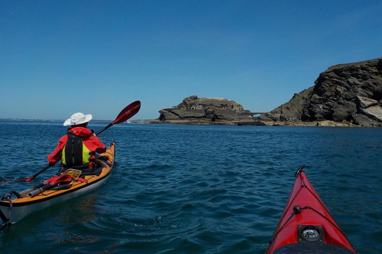 La sortie mer & surf : idéale pour découvrir les sensations de l’océan, travailler l’équilibre dans les vagues et s’initier aux techniques de navigation en milieu maritime.